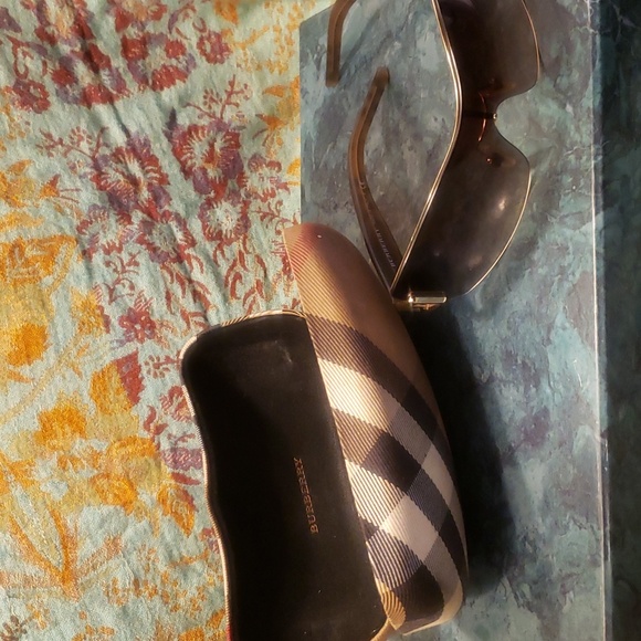 Burberry sunglasses w/case - Picture 5 of 7